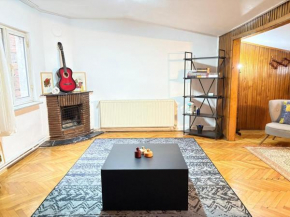 Bohemian Flat, 2BR, in Taksim Square, Beyoglu